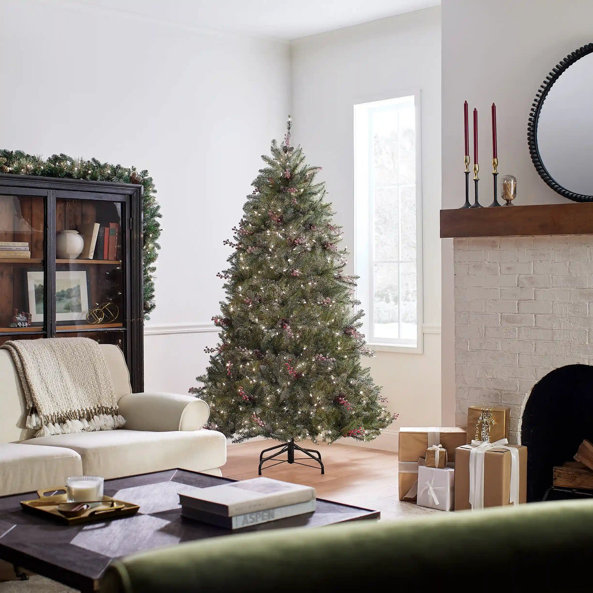 7 ft. Pre-Lit Dunhill Fir Tree with 700 Clear Lights, Plug-In