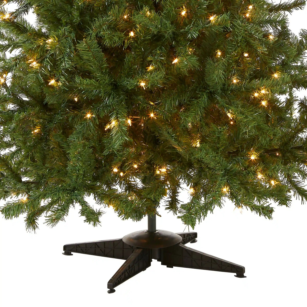 6 ft. Pre-Lit Kincaid Spruce Tree with Clear Lights, Plug-In
